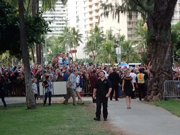 Crowd of people watch and photograph stars walking the red carpe — Stock Photo, Image