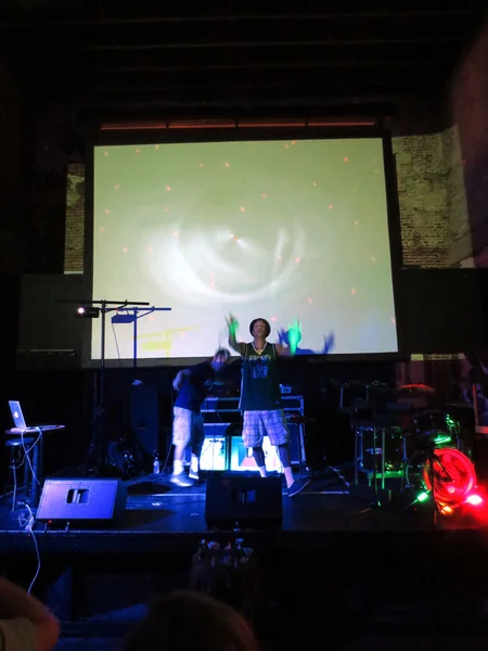 Luminaries rap on stage with trippy video show overhead in clu — Stock Photo, Image