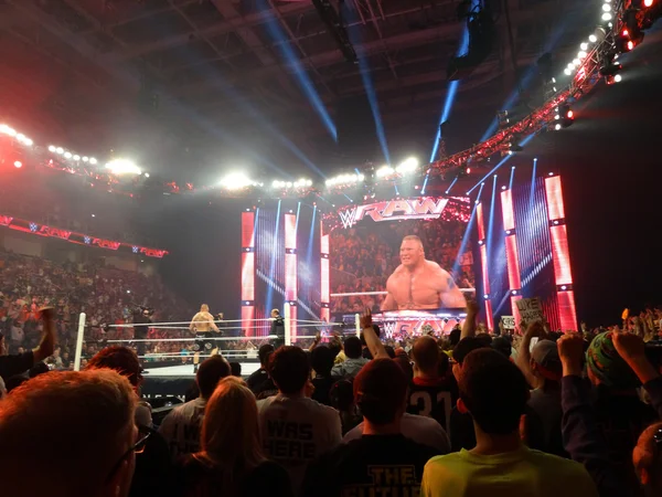 Bestia Brock Lesner se para en el ring con Paul Heyman listo para — Foto de Stock