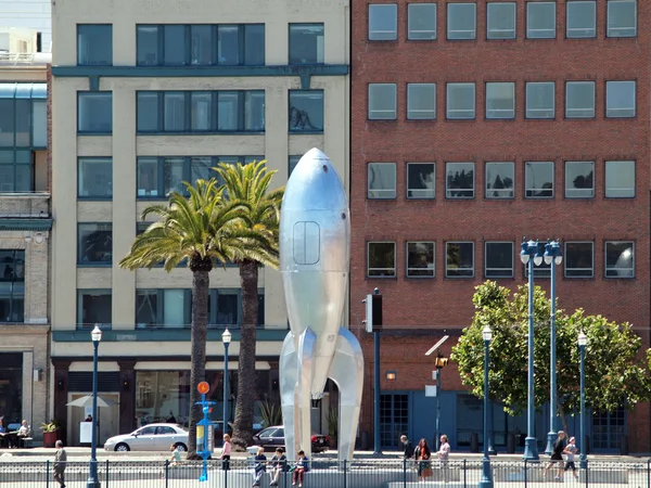 0-foot Raygun Gothic Rocketship sculpture qui orne le San Fr — Photo