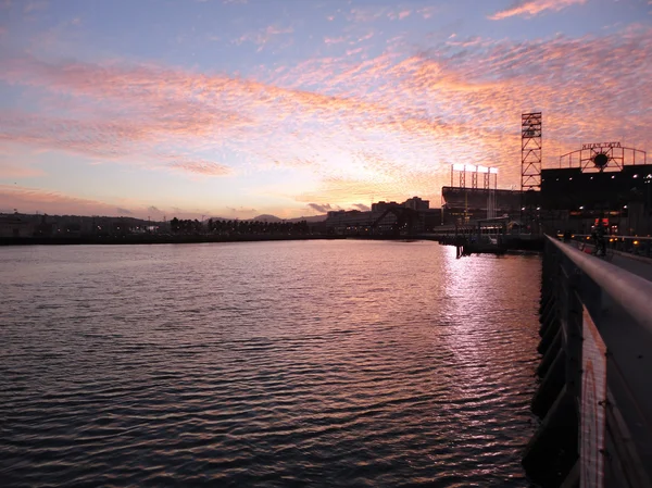 Západ slunce nad Mccovey Cove a At&t Park s amazing cloudy — Stock fotografie