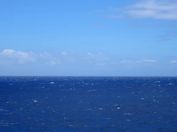 Aguas poco profundas del océano ondulado del lado este de Oahu en el Pacífico —  Fotos de Stock
