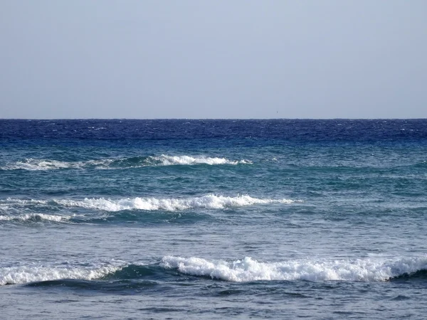 Waves of the ocean break as they move towards shore — Stock Photo, Image