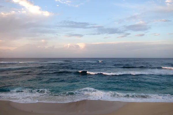 Волны разбиваются в сторону пляжа Ханакайлио — стоковое фото