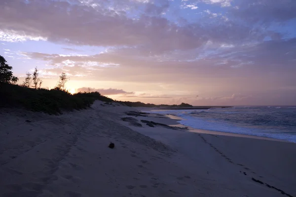 Las olas se rompen y chocan hacia la playa de Hanakailio con dramática — Foto de Stock