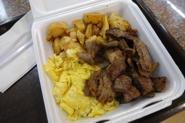 Carne a la parrilla Kiawe, huevos revueltos, papas fritas país —  Fotos de Stock