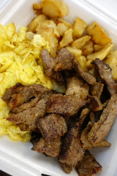 Bife grelhado Kiawe, ovos mexidos, batatas fritas do país — Fotografia de Stock