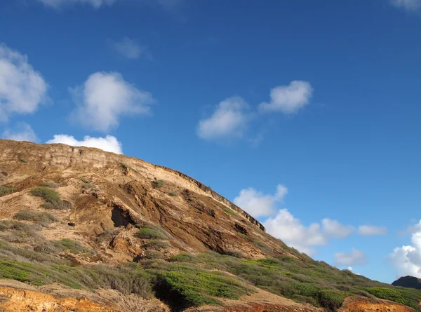 Närbild på toppen av Koko Head berg med himlen synlig — Stockfoto