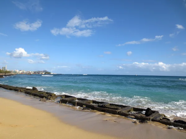 Ancienne coupure d'eau militaire sur la plage de Sand Island — Photo