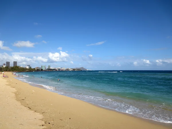 Praia da Ilha de Areia com centro de Honolulu à distância — Fotografia de Stock