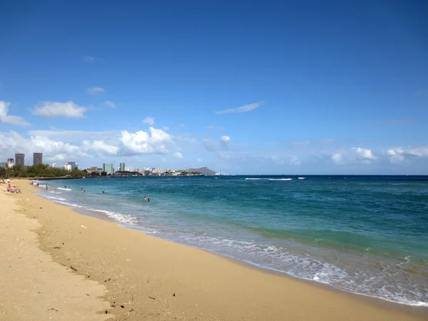 Písečný ostrov beach s centra honolulu v dálce — Stock fotografie