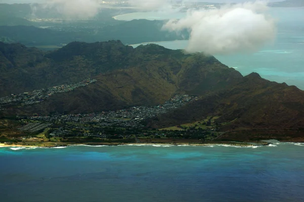 Vista aérea de Sandy Beach y Koolua montañas en el sur eas — Foto de Stock