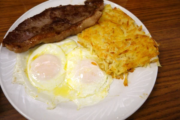 Costillas de filete con dos huevos sobre papas fáciles y Hash-brown — Foto de Stock