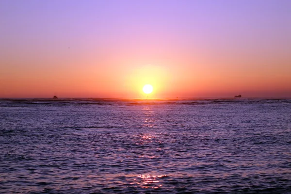 Barche in acqua durante il tramonto sull'oceano — Foto Stock