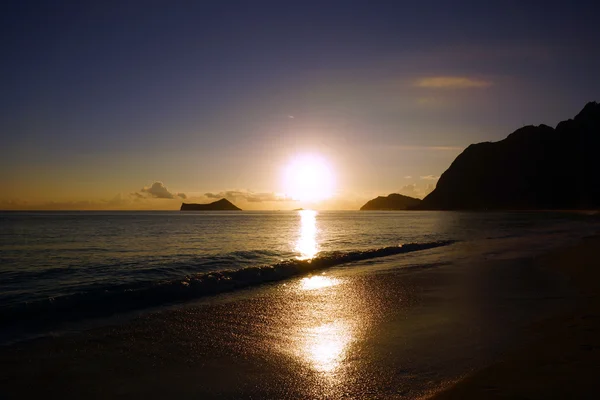 Madrugada amanecer en waimanalo playa sobre roca isla bursti — Foto de Stock