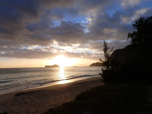 Vroege ochtend zonsopgang op waimanalo beach over rots eiland bursti — Stockfoto