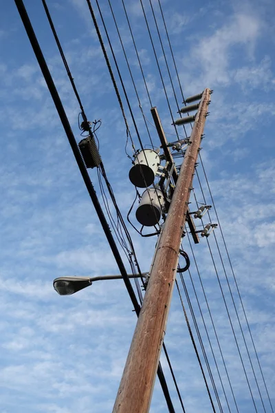 Linha de linhas elétricas de alta tensão pólo de serviço público de madeira — Fotografia de Stock