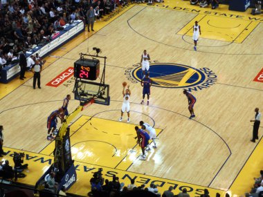 Golden State Warriors oyuncusu Stephen Curry serbest atış sho vuruyor