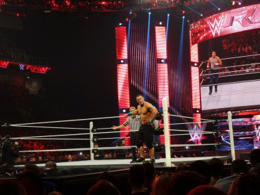Daha önce ABD Şampiyonası kalabalığın içine WWE süperstar John Cena görünüyor