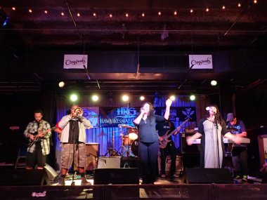 Mindy baca mikrofon Band reçel söylüyor.