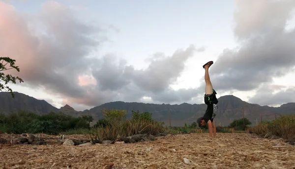 Man Handstands at Kahumana Farm — Stok fotoğraf