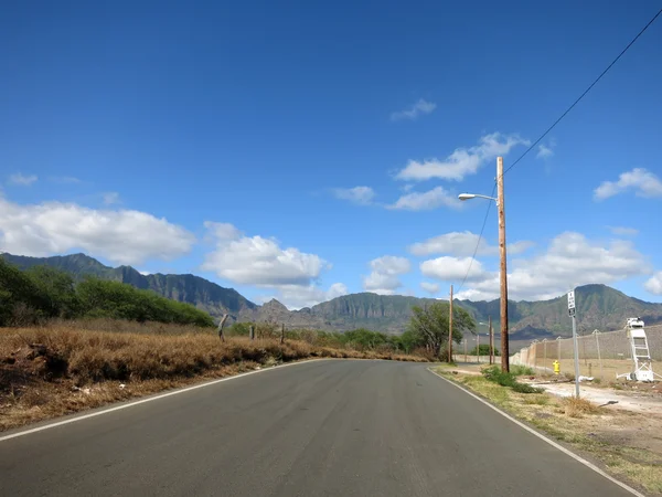 Lunga strada vuota nella valle di Maili — Foto Stock