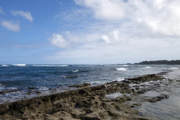 Coral Rock langs de kust van Kaihalulu Beach — Stockfoto