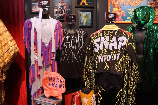 WWE Legend Macho Man tenue et affichages de photos à la veille WWE Axxess — Photo