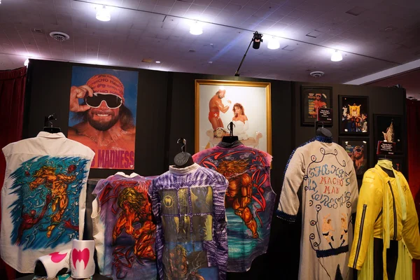 WWE Legend Macho Man and the Ultimate Warrior outfit and photo d — Stock Photo, Image