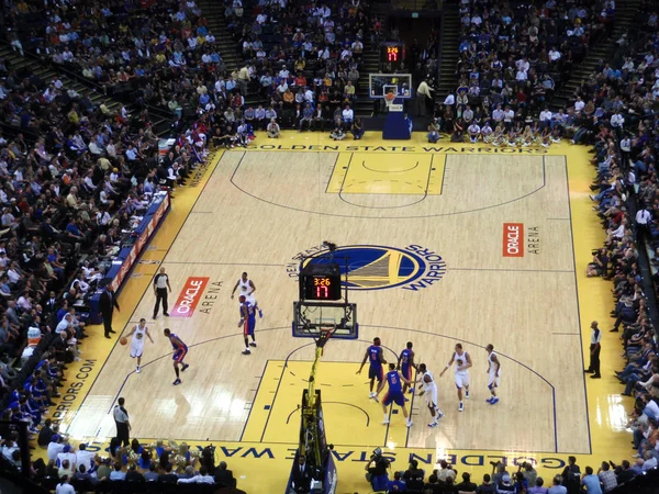 Golden State Warriors Joueur Stephen Curry dribble ball vers le bas co — Photo