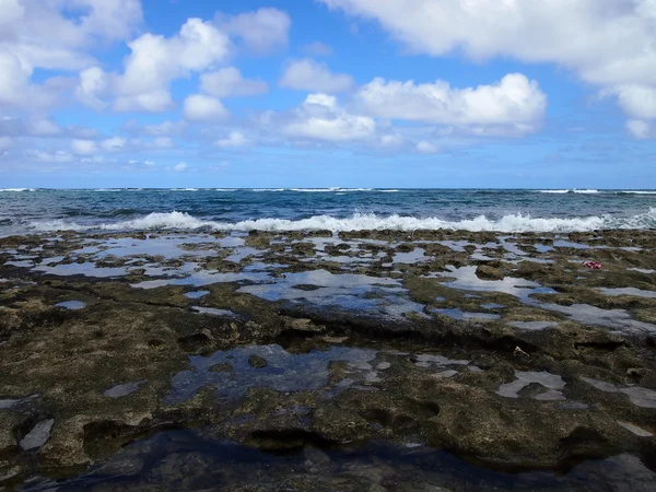 Korálové skály podél pobřeží Kaihalulu Beach — Stock fotografie