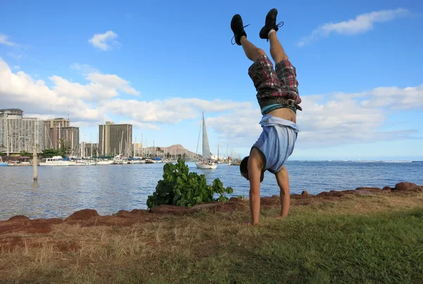 Adam Handstanding boyunca kıyı Magic Island — Stok fotoğraf