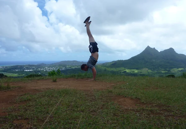 Man Handstands at Pali Highway lookout point — Stock Photo, Image