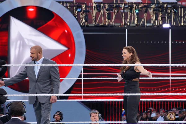 Triple H i Stephanie Mcmahon uśmiech w środku pierścienia — Zdjęcie stockowe