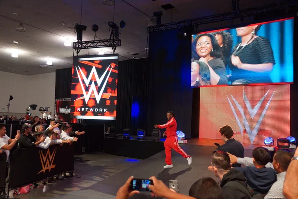 WWE Superstar Kofi Kingston walks towards ring and points — Zdjęcie stockowe