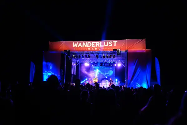 Brett Dennen actúa en el escenario durante un concierto nocturno en Wande — Foto de Stock