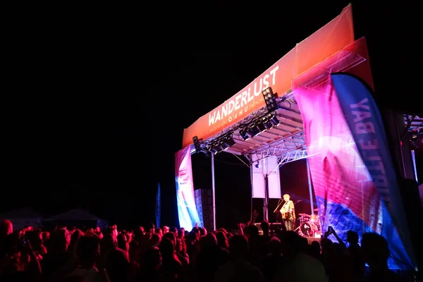 Brett Dennen actúa en el escenario durante un concierto nocturno en Wande — Foto de Stock