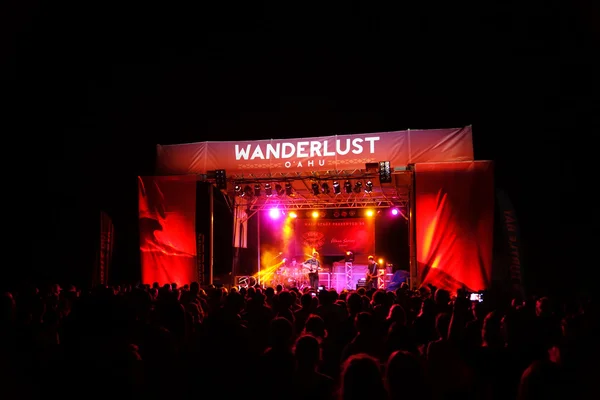 Brett Dennen actúa en el escenario durante un concierto nocturno en Wande — Foto de Stock