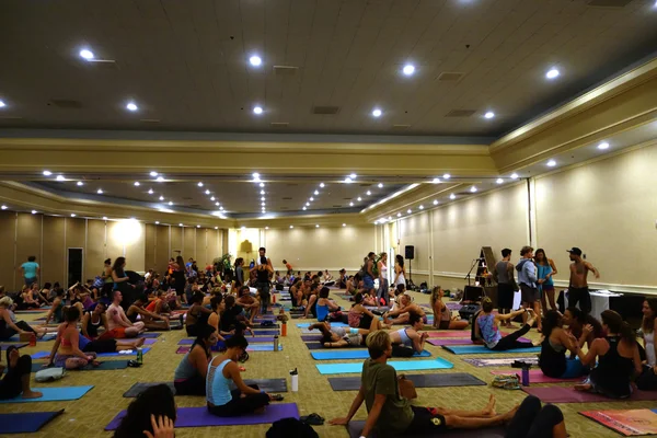 Students talk and gather before the start of large yoga class fe — Φωτογραφία Αρχείου