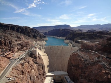 Colorado Nehri ve Hoover Barajı ve yol kurşun havadan görünümü