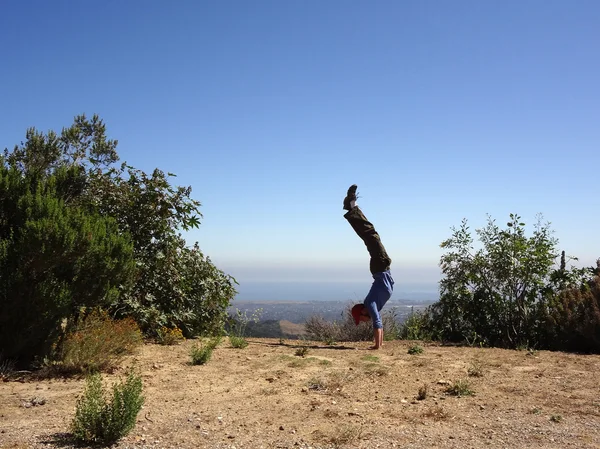 Man Handstands in the high mountains of Santa Barbara — Stok fotoğraf