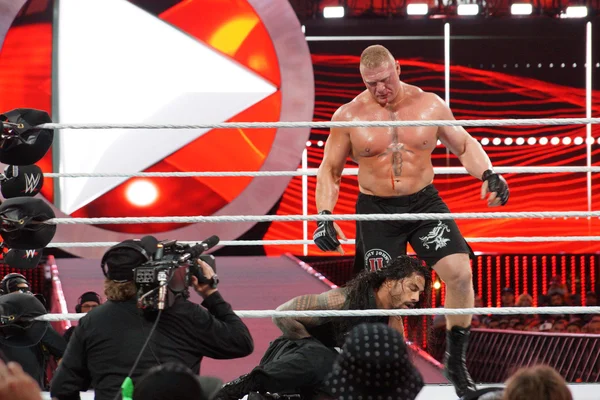 WWE Champion Brock Lesner bleeds from face as Roman Reigns holds — ストック写真