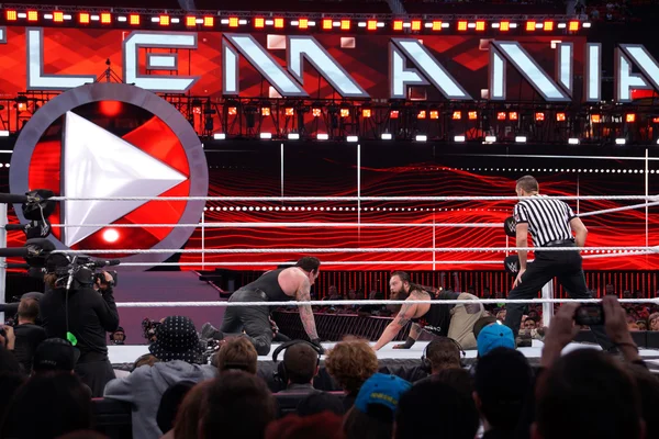 WWE Wrestler the Undertaker stares across at Bray Wyatt on the f — Stock Photo, Image