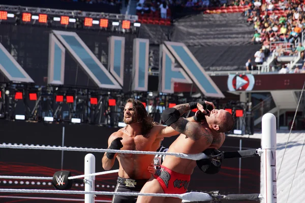 El luchador de la WWE Seth Rollins empuja a Randy Orton al ingenio de la esquina —  Fotos de Stock