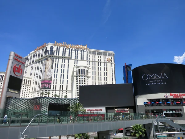 Pedestrian bridge to Planet Hollywood Hotel Miracle Mile with Br — 图库照片