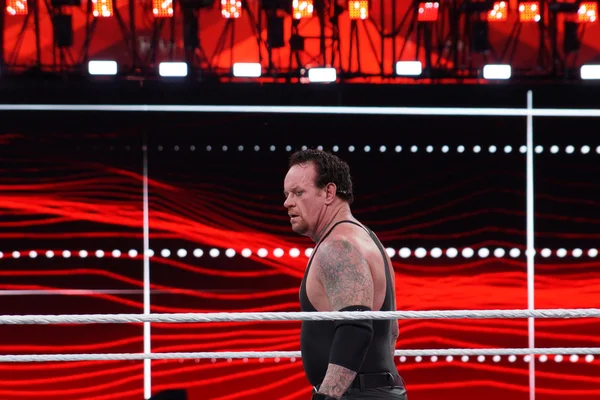 WWE Wrestler the Undertaker stares across ring — Zdjęcie stockowe