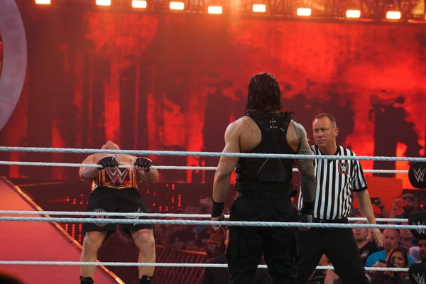 Чемпион WWE Брок Леснер откидывается назад, держа верёвку. — стоковое фото