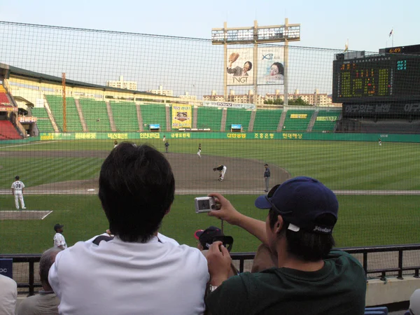 Fan photographs baseball game with digital camera — Stock Photo, Image