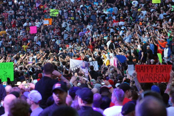Wrestler Roman Reigns walks through crowd — Stock fotografie