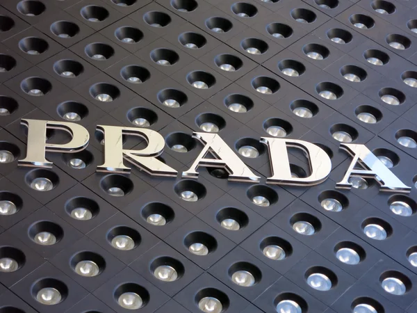 เครื่องหมายการค้า "Prada" ในคริสตัลมอลล์ในลาสเวกัส — ภาพถ่ายสต็อก